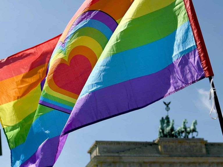 Bandera arco iris frente a la Puerta de Brandemburgo.