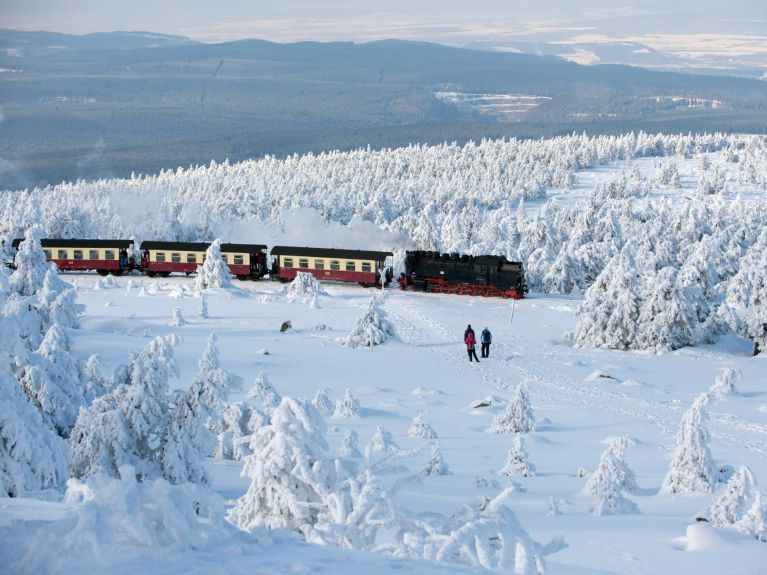 Actualmente, un tren sube al Brocken, pero en el invierno de 1777, Goethe hizo la ascensión a pie. Actualmente, un tren sube al Brocken, pero en el invierno de 1777, Goethe hizo la ascensión a pie.