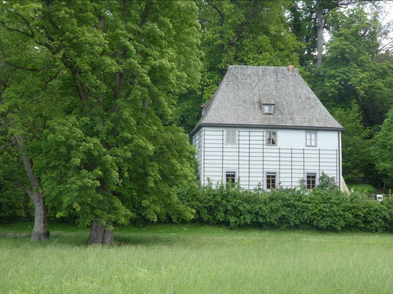 Aquí es donde Goethe trabajó en Weimar: la casa de campo o Gartenhaus, en el parque a orillas del Ilm. Aquí es donde Goethe trabajó en Weimar: la casa de campo o Gartenhaus, en el parque a orillas del Ilm.