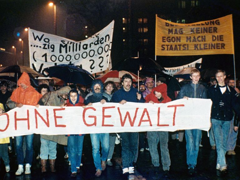 Dia 6 de novembro de 1989. Mais de 500 mil habitantes de Leipzig exigem democracia. 