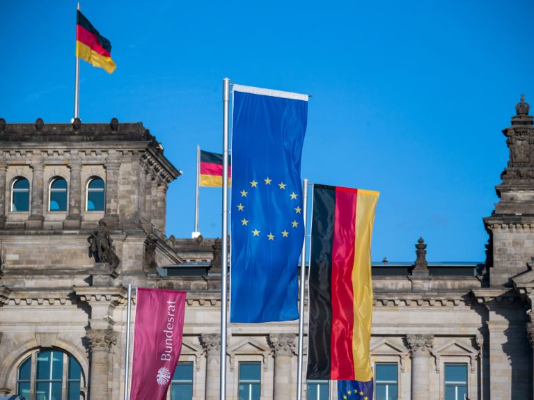 A bandeira europeia balança ao vento diante do Parlamento Alemão.