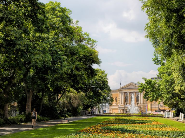 Halle’deki park ve opera binası