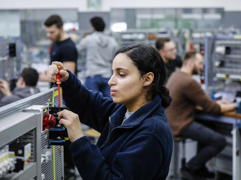 العمالة الماهرة في مهن الكهرباء مطلوبة في ألمانيا 