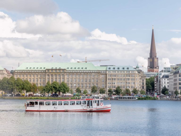 O Binnenalster no centro de Hamburgo 