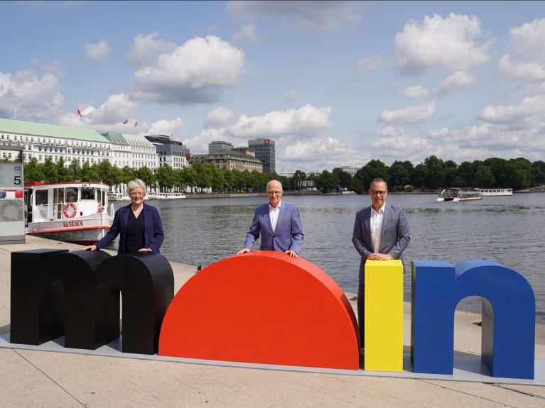 Ev sahibi: Hamburg Belediye Başkanı Peter Tschentscher (Ortada) 