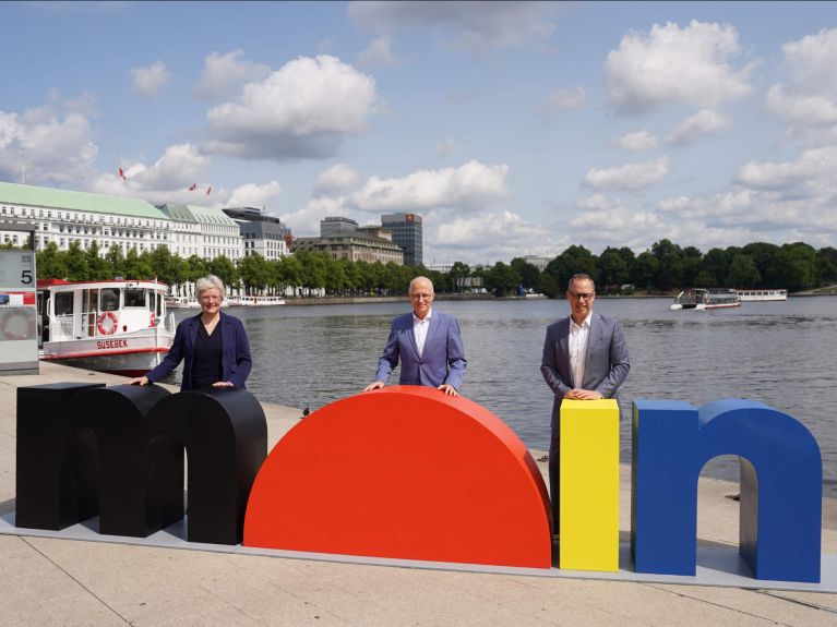 Host: Hamburg’s Mayor Peter Tschentscher (centre) 