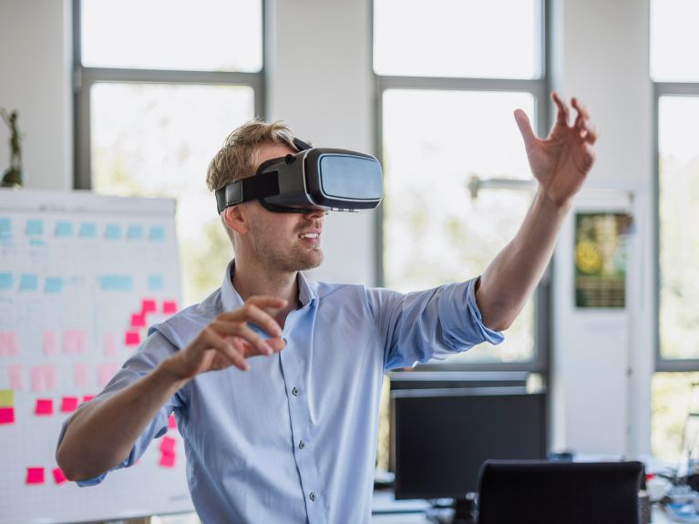 Teaching and studying can also be done wearing VR goggles.