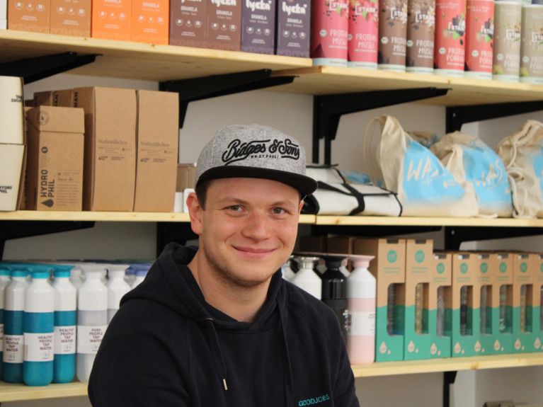 Simon Böhnlein chce poprawiać świat w sposób zrównoważony. Simon Böhnlein chce poprawiać świat w sposób zrównoważony.