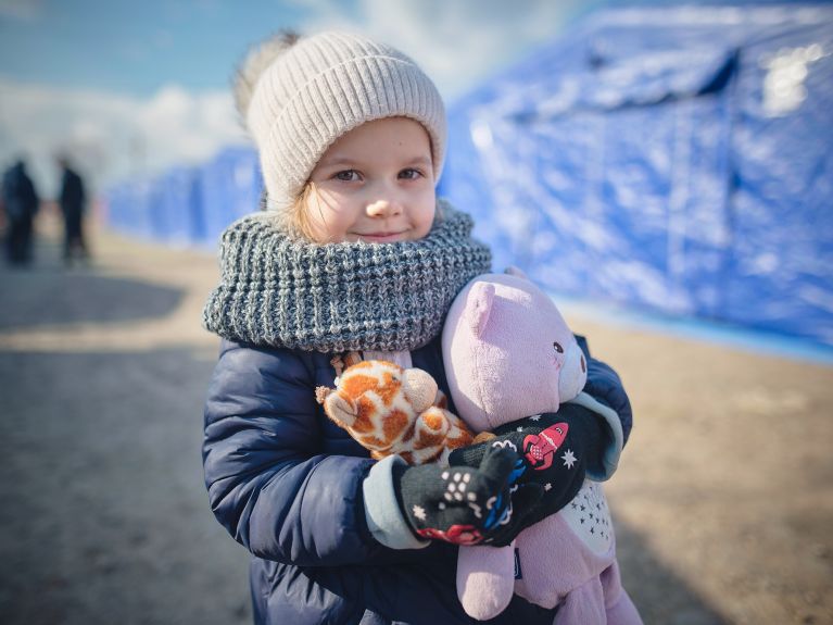 Niño en la frontera entre Ucrania y Rumania