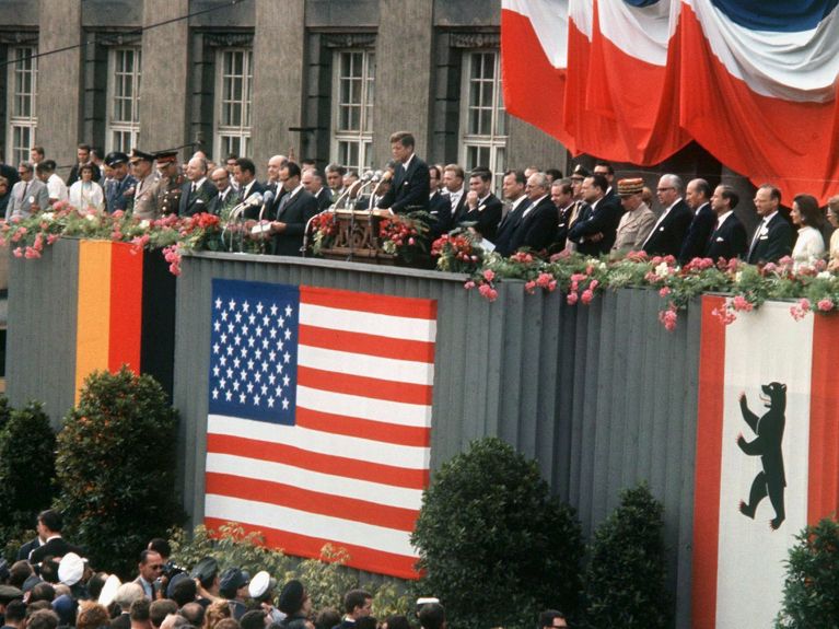 John F. Kennedy falando aos berlinenses em 1963. John F. Kennedy falando aos berlinenses em 1963.
