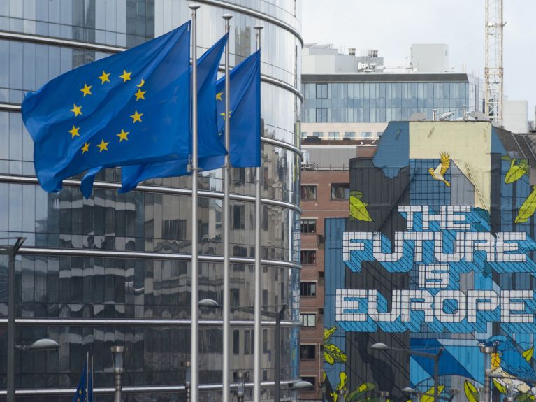 Flagi UE w Brukseli.