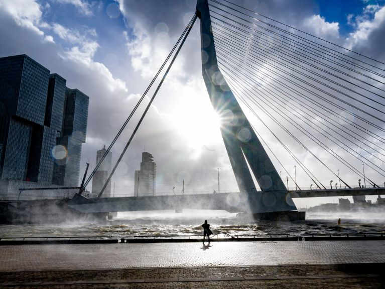Rotterdam est considérée comme un modèle mondial en matière de protection contre les inondations. Rotterdam est considérée comme un modèle mondial en matière de protection contre les inondations.