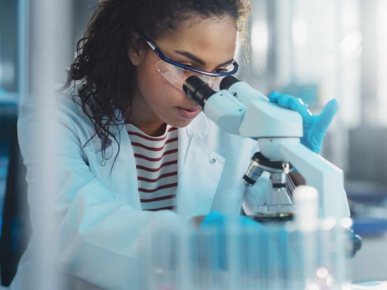 Pesquisadora em um laboratório 