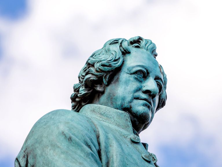 Des Dichters Kopf: Teil des Goethe-Schiller-Denkmals in Weimar 