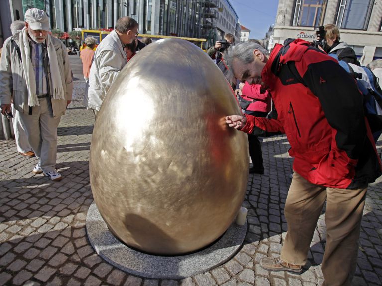 La « cloche de la liberté » a été installée à Leipzig le 9 octobre 2009. La cloche sonne douze coups chaque lundi à 18.35 h en souvenir du 9 octobre 1989.