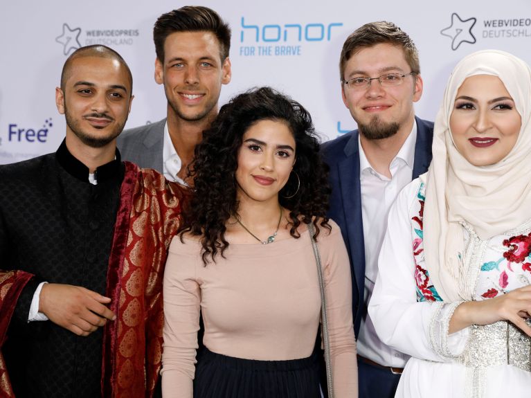 بعض من "موعد مع الجناة" في حفل تسليم إحدى الجوائز بعض من "موعد مع الجناة" في حفل تسليم إحدى الجوائز