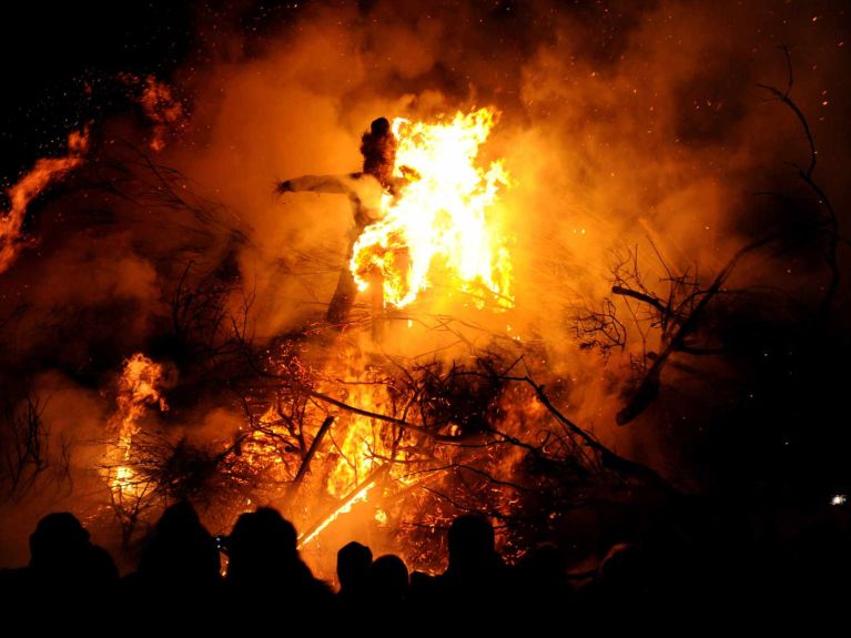 Le feu de plage « Biikefeuer » près de Husum