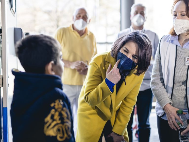 Annalena Baerbock, ministra de RR. EE., visita un alojamiento de emergencia