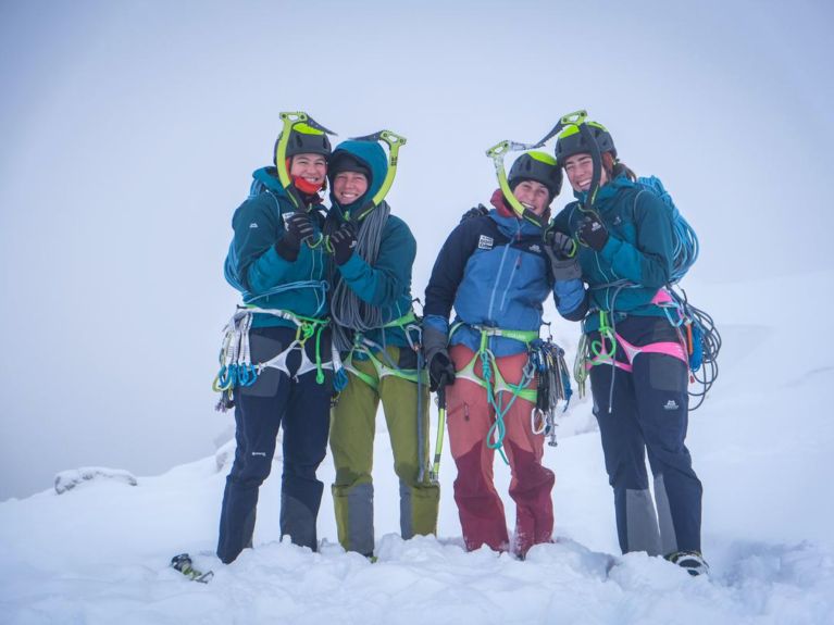 The team manages to have fun – even in the freezing cold.