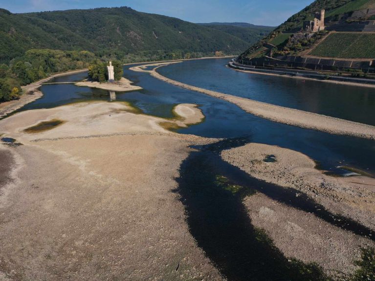 Hitzewelle und Klimawandel – der Rhein am Bingener Mäuseturm führt so wenig Wasser wie selten. 