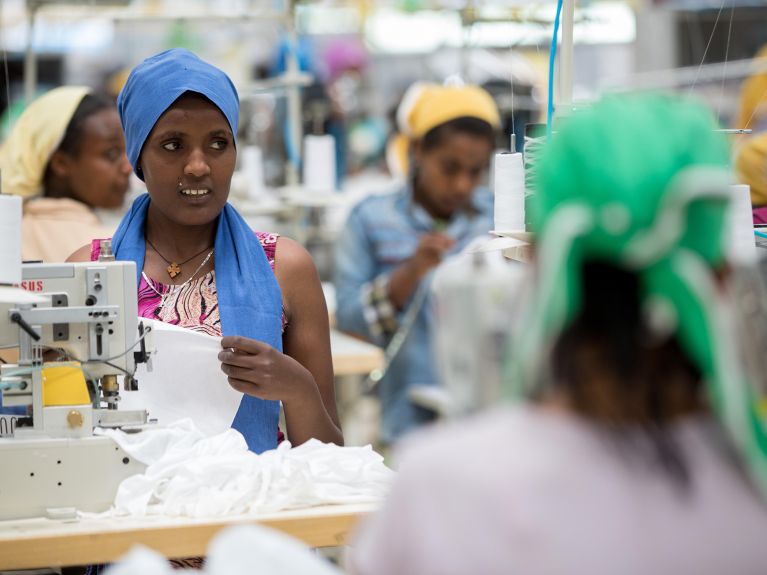 Boas condições de trabalho. Moderna fábrica de têxteis em Adis Abeba 