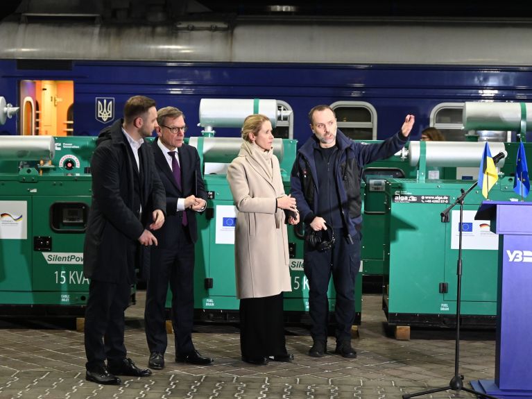 Foreign Minister Johann Wadephul and EU Representative for Foreign Affairs Kaja Kallas are handing over materials for the Ukrainian national railway.