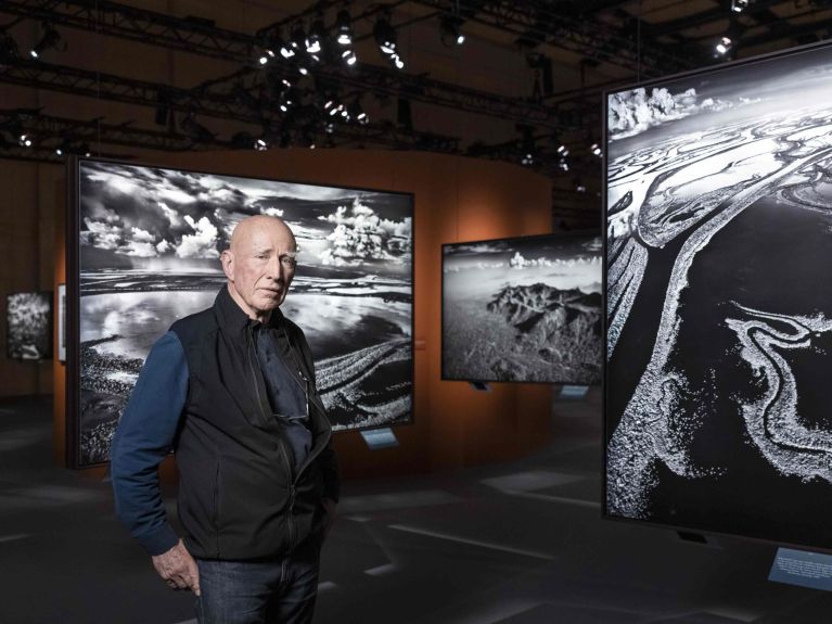 Sebastião Salgado est photographe et activiste environnemental. Sebastião Salgado est photographe et activiste environnemental.