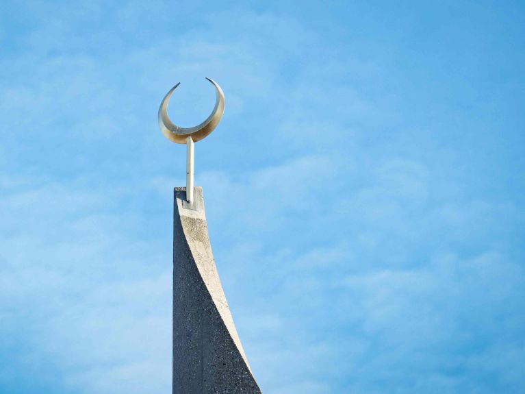 منذ 2021 تقوم الكلية الإسلامية بتأهيل أئمة المساجد في ألمانيا.