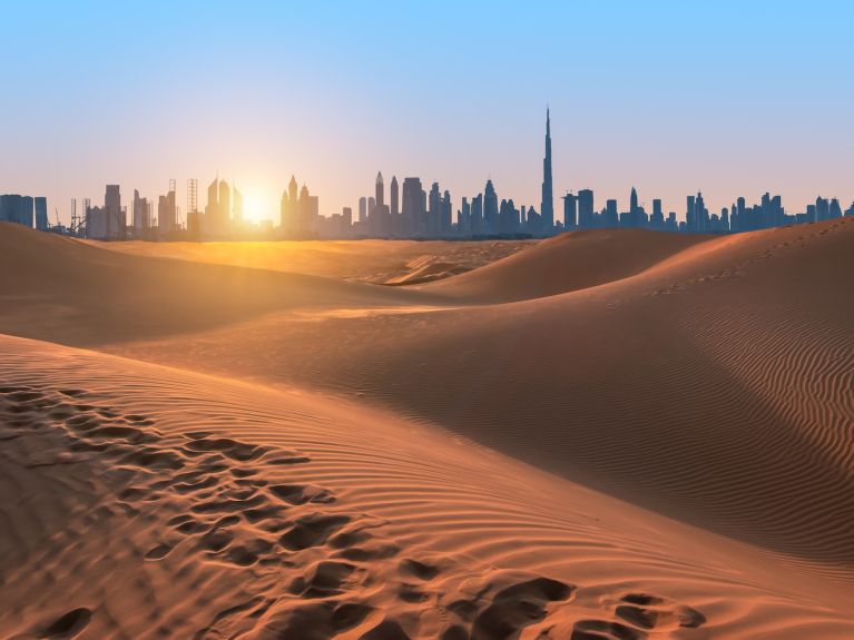 In der Wüste der Vereinigten Arabische Emirate soll durch Solarparks Regen entstehen. 