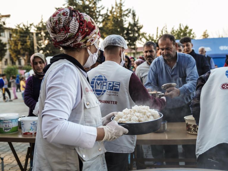 Die Johanniter versorgen Menschen in Syrien mit Mahlzeiten.