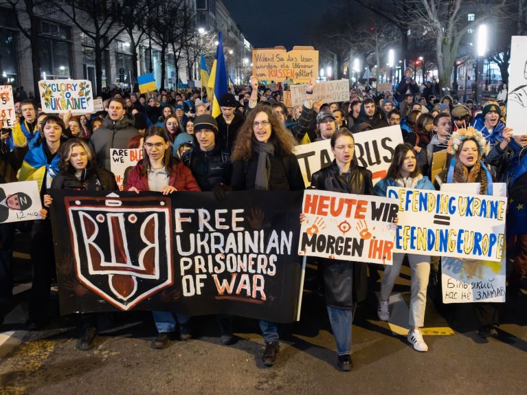 Am Brandenburger Tor fordern Tausende Demonstranten mehr Unterstützung für die Ukraine.