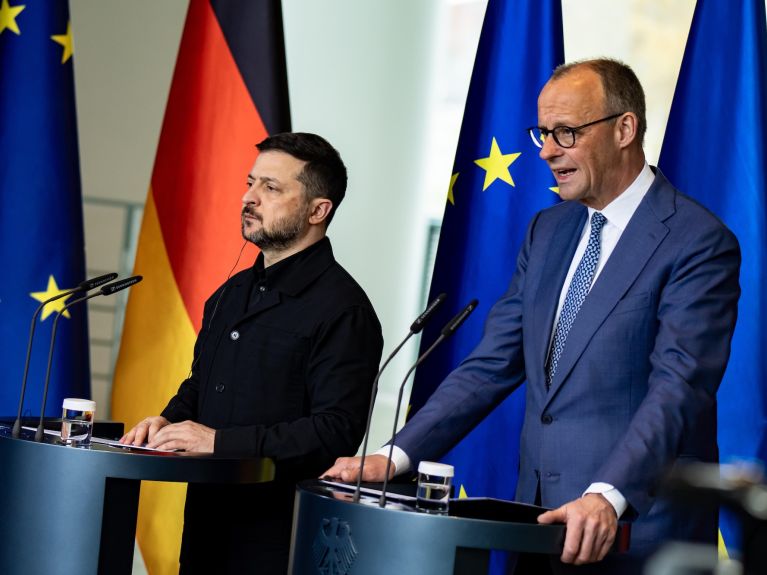 Volodimir Zelenski (solda) ve Friedrich Merz