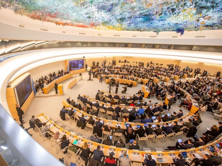 Voll besetzter Plenarsaal des UN-Menschenrechtsrates in Genf