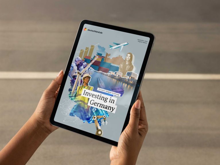 Frau liest auf Tablet