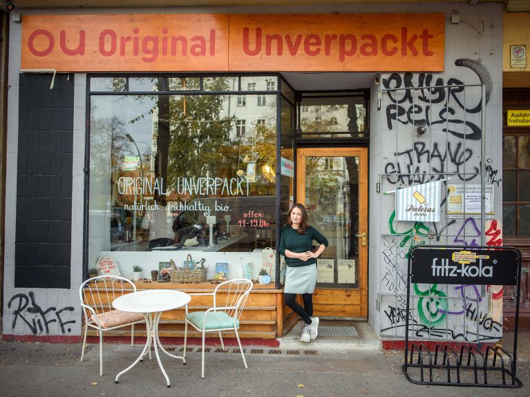 Milena Glimbovski przed swoim sklepem „Oryginalnie Niezapakowane” w Berlinie