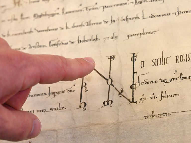 Herrschermonogramm des Stauferkaisers Friedrich II. auf der sogenannten goldenen Bulle von Rimini aus dem Jahr 1226/1235 