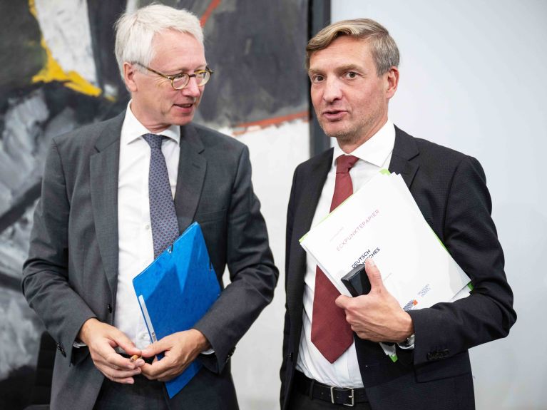 Peter Oliver Loew, dyrektor Niemieckiego Instytutu Spraw Polskich i Uwe Neumärker, dyrektor Fundacji Pomnika Pomordowanych Żydów Europy, podczas prezentacji koncepcji Peter Oliver Loew, dyrektor Niemieckiego Instytutu Spraw Polskich i Uwe Neumärker, dyrektor Fundacji Pomnika Pomordowanych Żydów Europy, podczas prezentacji koncepcji