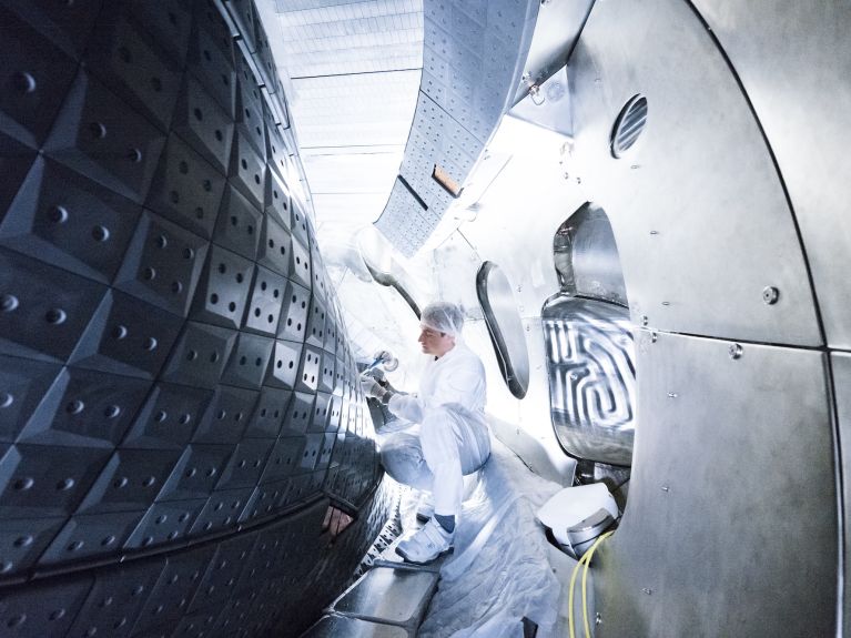 Montagearbeiten im Inneren eines Kernfusionsreaktors