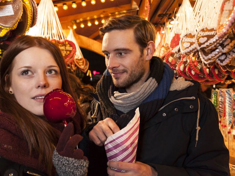 Weihnachtsmärkte in Deutschland: Lichterglanz und Leckereien
