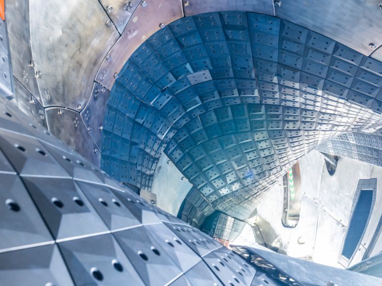 Blick ins Innere der Fusionsforschungsanlage Wendelstein 7-X in Greifswald. 
