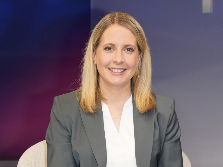 Minister budownictwa Verena Hubertz chce uprościć procedury związane z uzyskiwaniem pozwoleń. Minister budownictwa Verena Hubertz chce uprościć procedury związane z uzyskiwaniem pozwoleń.