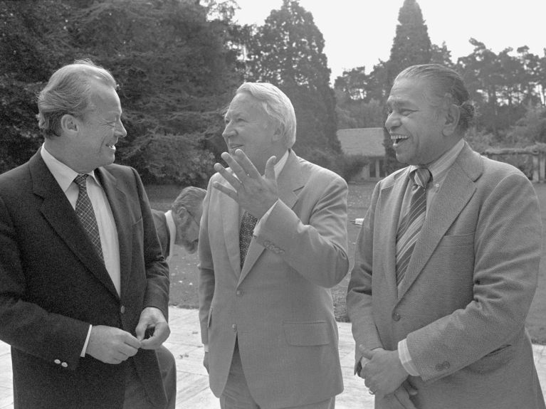 Treffen der Nord-Süd-Kommission 1979 in Bonn: Willy Brandt mit dem früheren britischen Premierminister Edward Heath (M.) und dem indischen Gouverneur Lakshmi Kant Jha