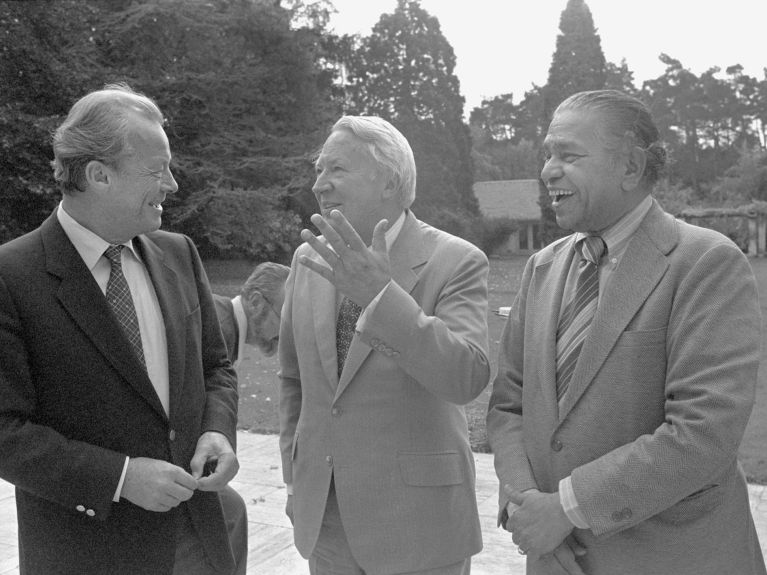 A meeting of the Independent Commission on International Development Issues in Bonn in 1979: Willy Brandt with former British Prime Minister Edward Heath (centre) and Indian Governor Lakshmi Kant Jha (right).