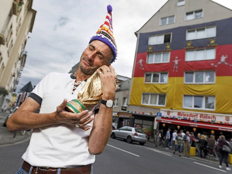 Fußball-WM 2018: Nicht zu übersehen: In diesem Haus in Köln wohnen Fußball-Fans! 