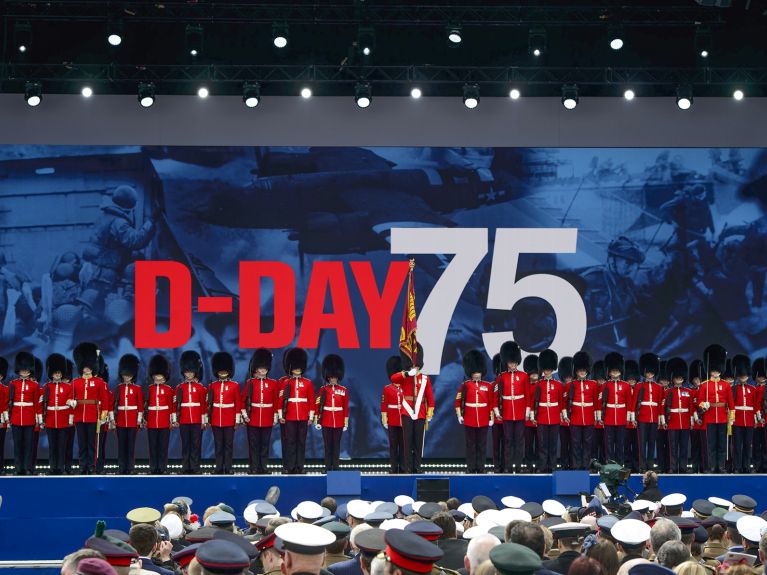 Leaders pay respects to D-Day soldiers 