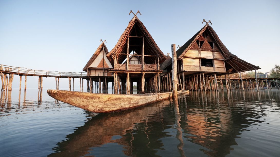 Holzhäuser auf Pfählen im Wasser 
