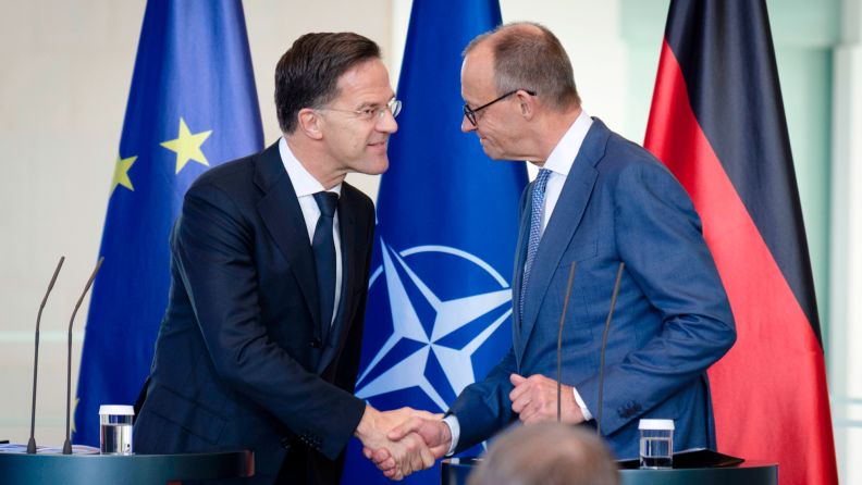 Bundeskanzler Friedrich Merz (r.) und NATO-Generalsekretär Mark Rutte