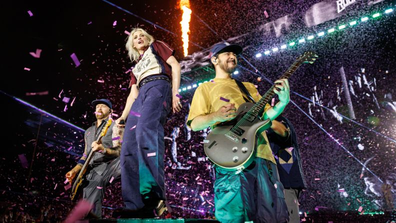Sängerin, Guitarrist und Bassist der Band Linkin Park auf der Bühne des Open-Air-Festivals Rock im Park 2026