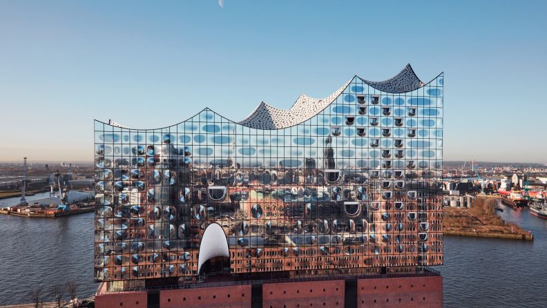 Sphärische Schwünge: Jedes Fassadenelement der Elbphilharmonie ist ein Unikat.