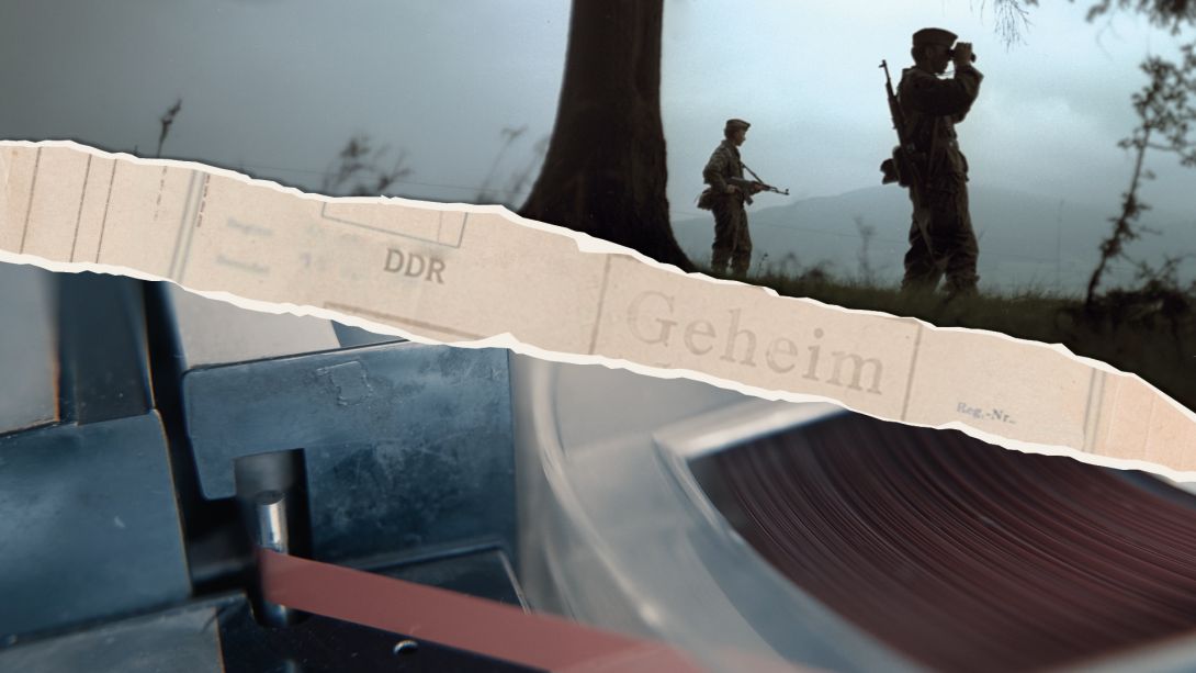 Zwei Grenzsoldaten der DDR-Grenztruppen der Nationalen Volksarmee der DDR (NVA) bei einem Wachgang an der innerdeutschen Grenze bei Motzlar in der Rhön in Thüringen (zu Hessen), aufgenommen im Oktober 1968.